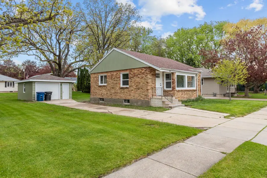 1034 Adams Avenue, Oshkosh, WI 54902 - #3