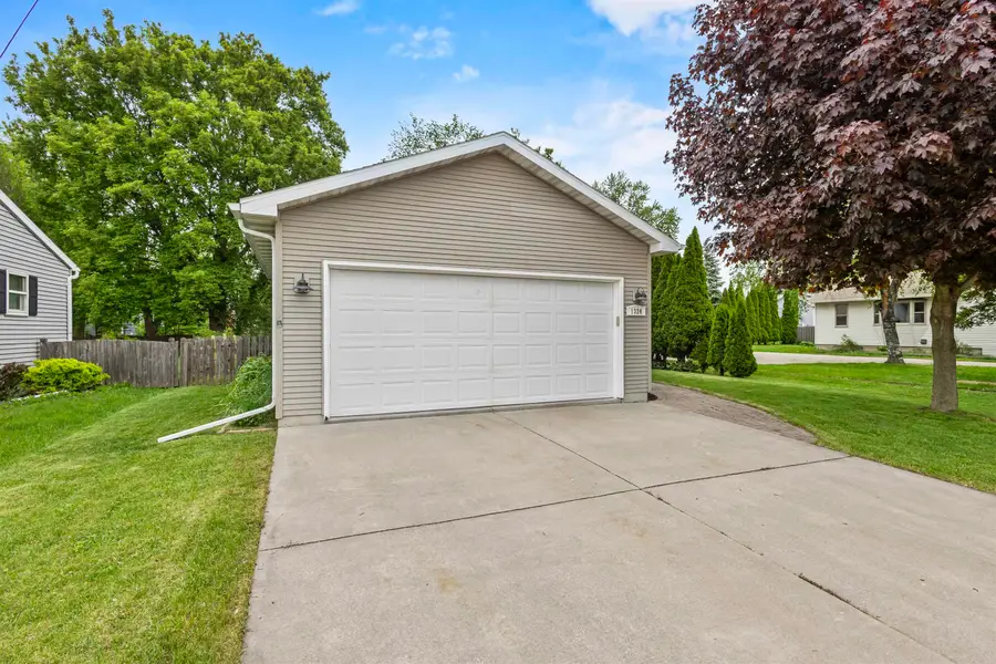 1324 W Bent Avenue, Oshkosh, WI 54901 - #3