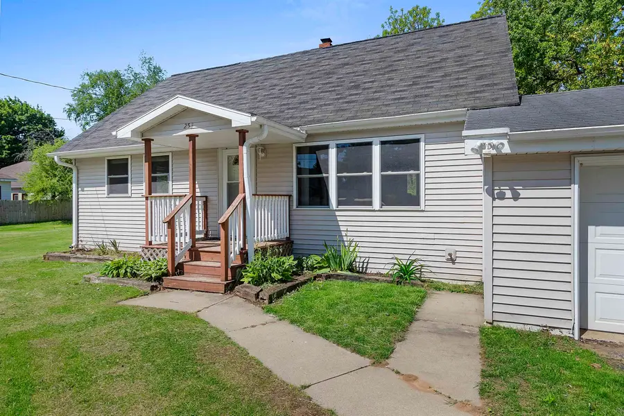 253 S Oakland Avenue, Oconto Falls, WI 54154 - #3