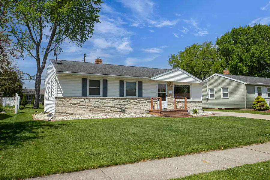 802 Suburban Drive, De Pere, WI 54115 - #2