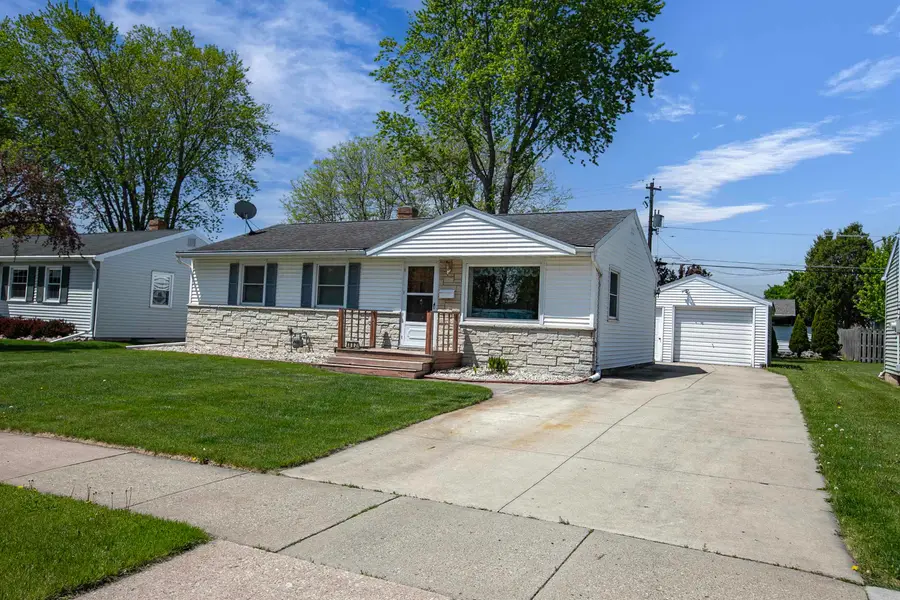 802 Suburban Drive, De Pere, WI 54115 - #3