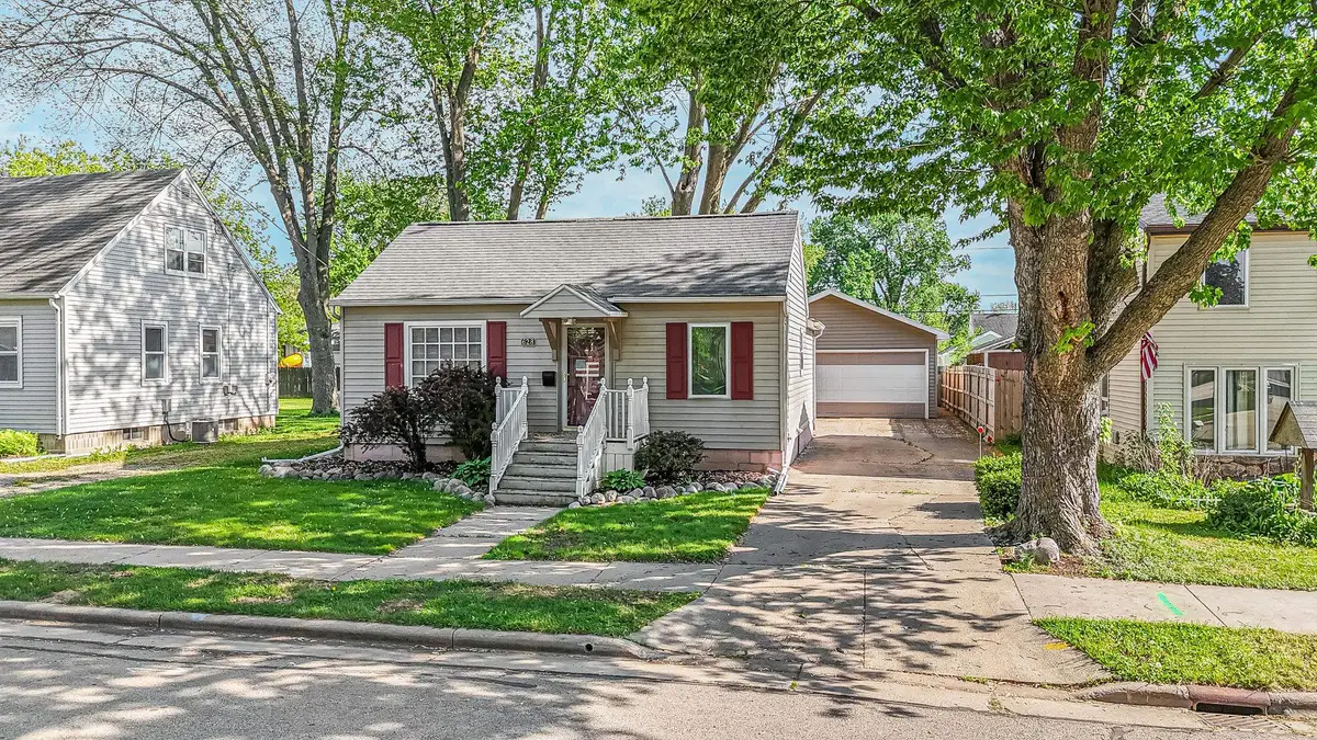 628 Roosevelt Street, Neenah, WI 54956 - #1