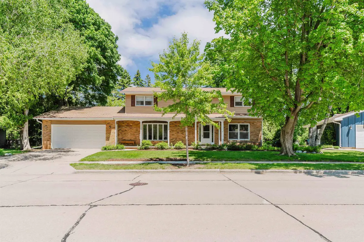 1040 Maricopa Drive, Oshkosh, WI 54904-8117 - #1