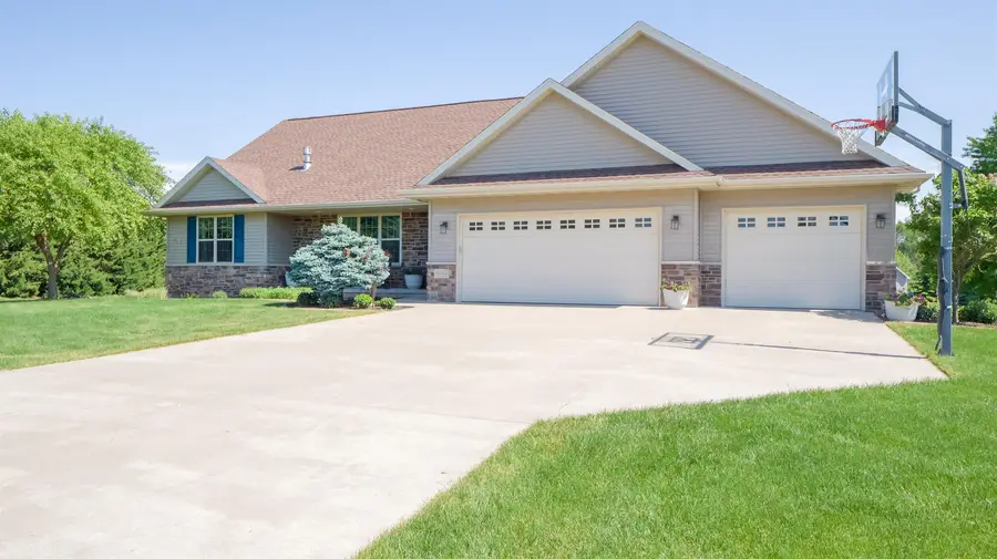1024 N Summer Breeze Lane, Greenville, WI 54942 - #2