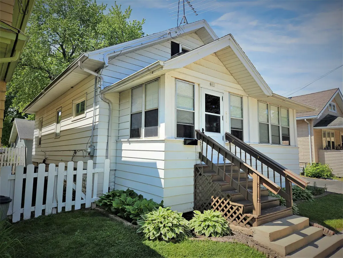 611 E Parkway Avenue, Oshkosh, WI 54901-4652 - #1