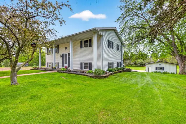 1858 Oakridge Road, NEENAH, WI 54956