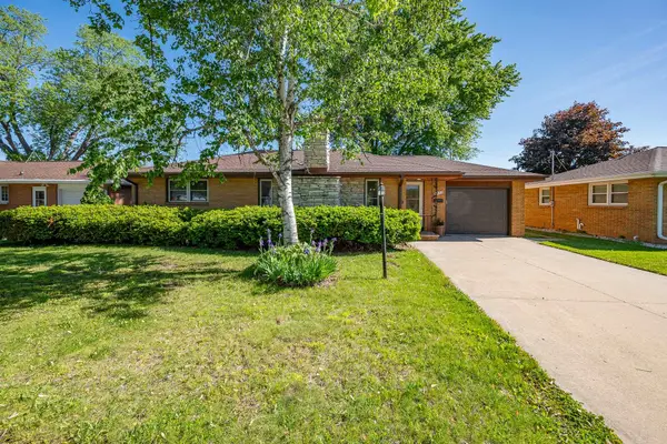 1677 Lilac Lane, GREEN BAY, WI 54302