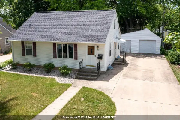 651 Winnebago Heights, NEENAH, WI 54956