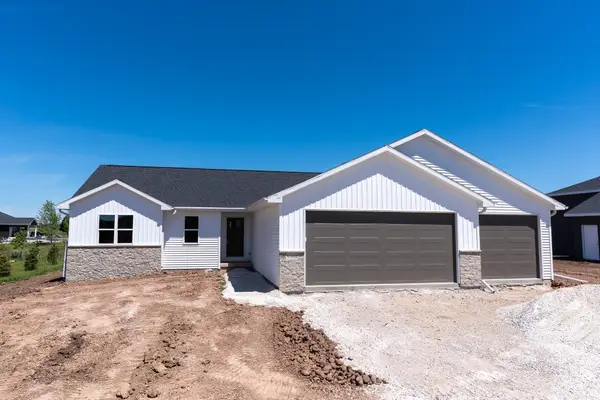 W5896 Edgewood Drive, MENASHA, WI 54952