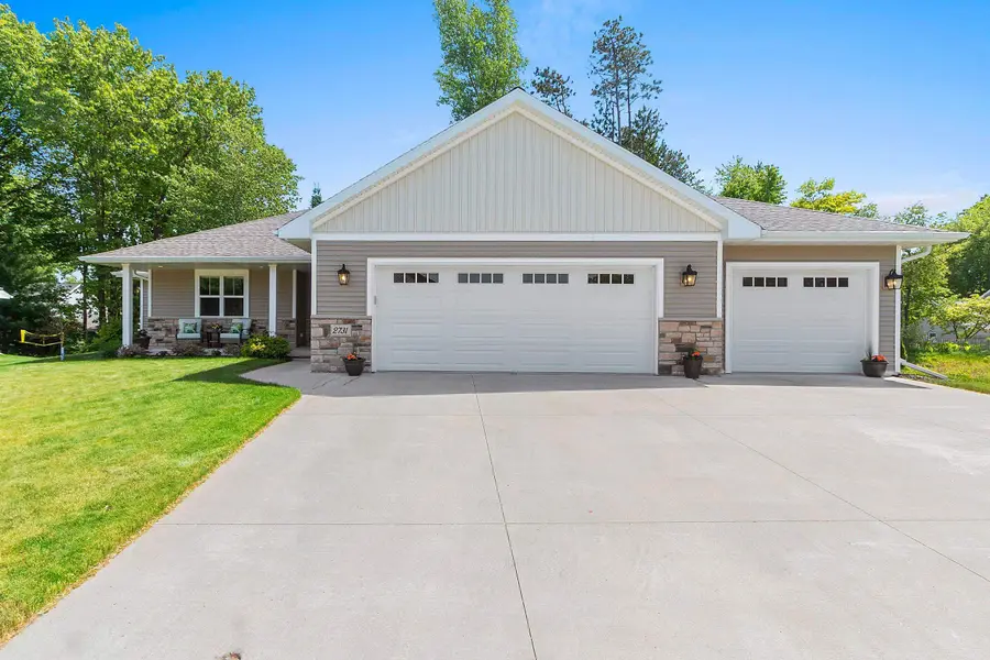 2731 Crestwood Springs Court, Green Bay, WI 54304-4521 - #2
