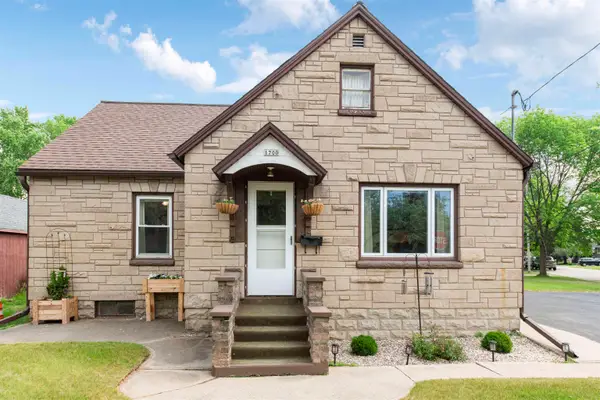 1700 West Drive, MENOMINEE, MI 49858