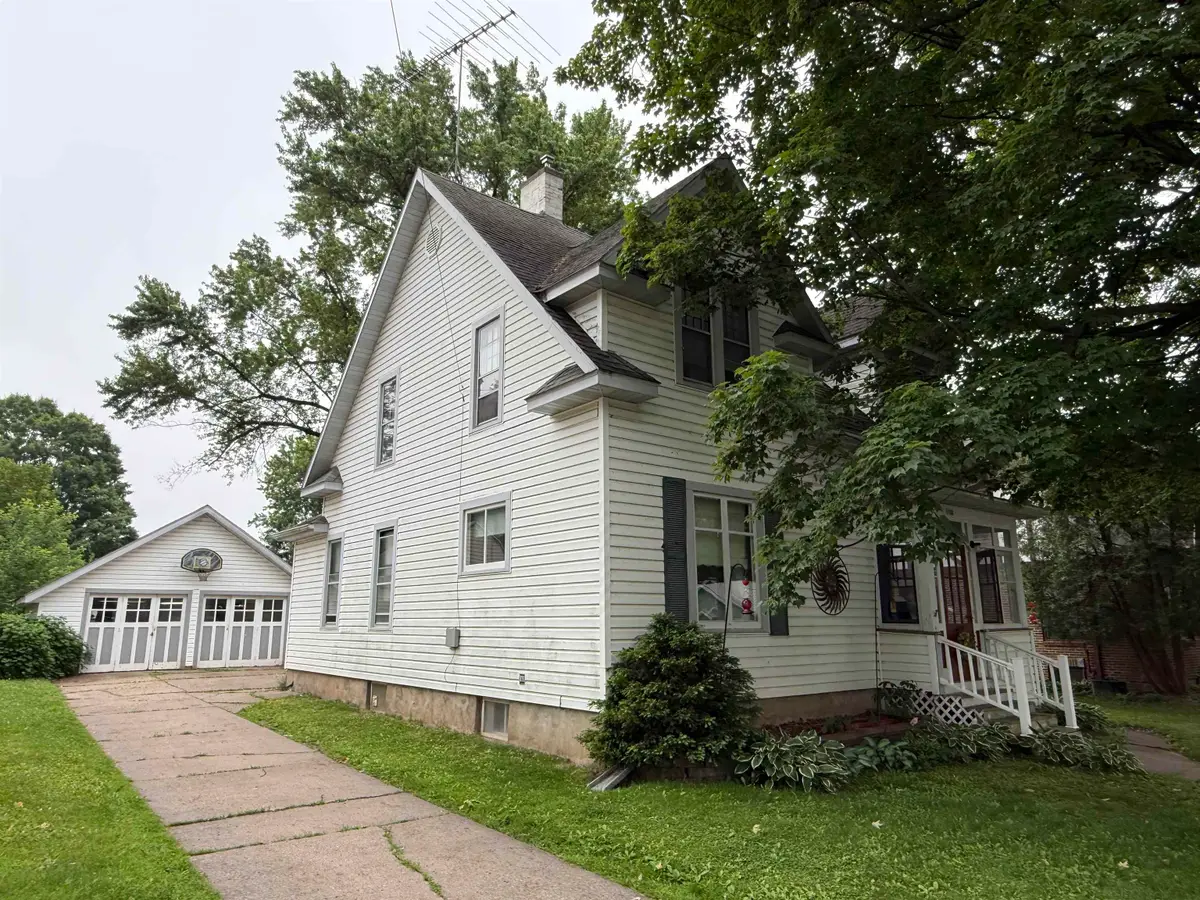 102 N Clinton Avenue, Clintonville, WI 54929 - #1