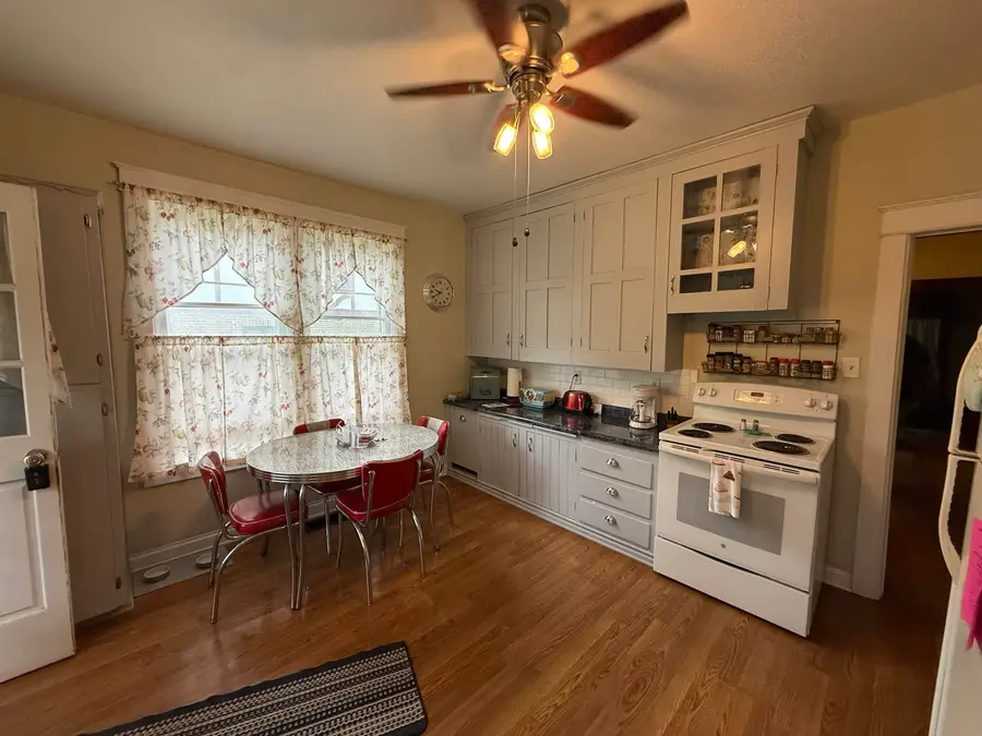 102 N Clinton Avenue, Clintonville, WI 54929 - #3