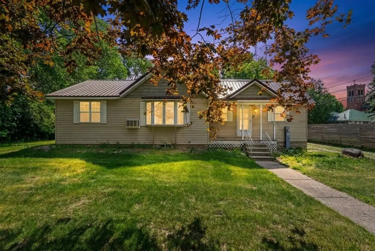 17 N 5th Street, Winneconne, WI 54986 - #1