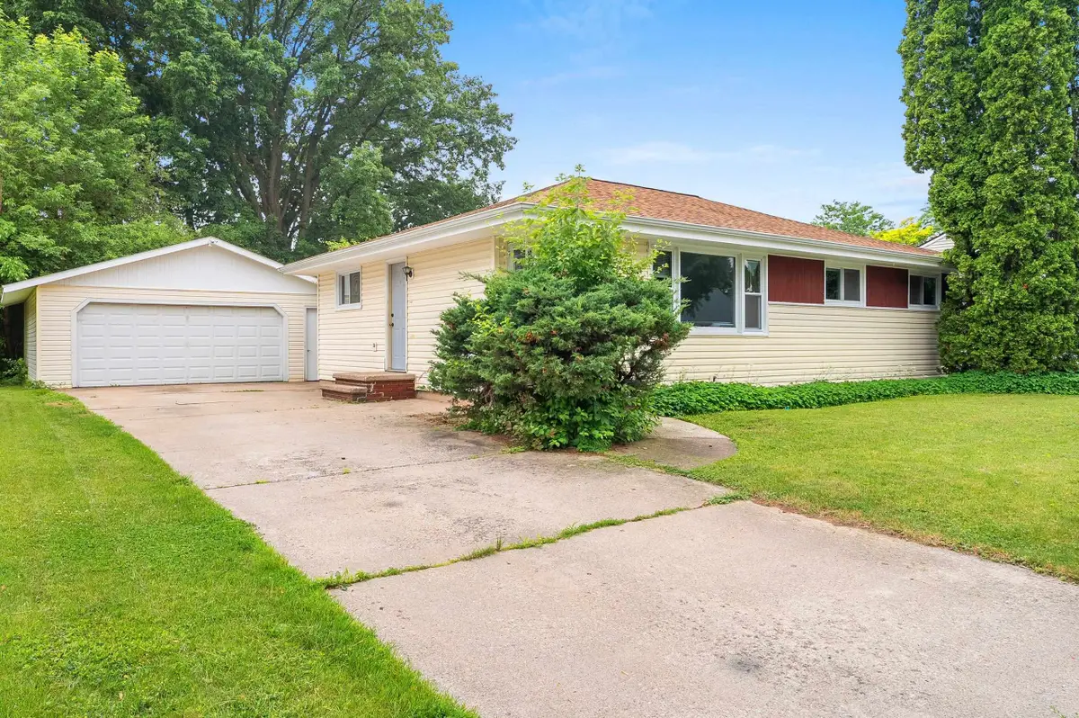 637 E Wilson Avenue, Appleton, WI 54915 - #1