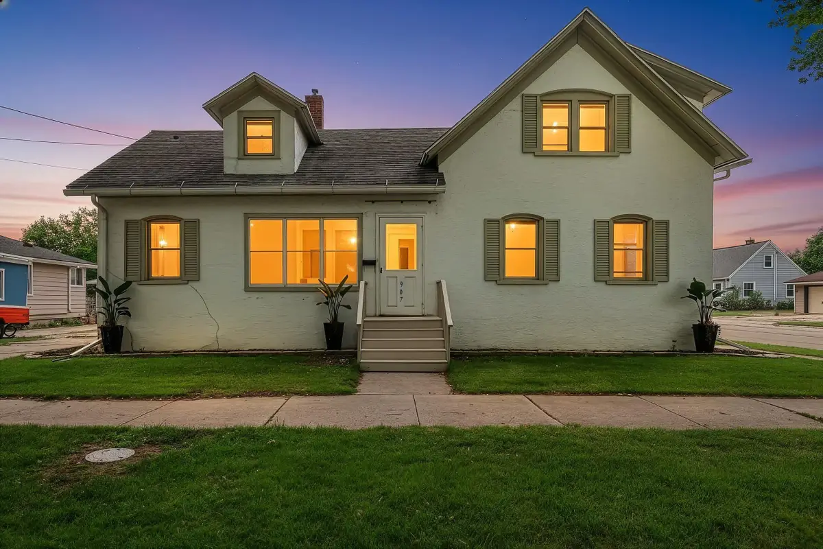 907 Elmore Street, Green Bay, WI 54303 - #1