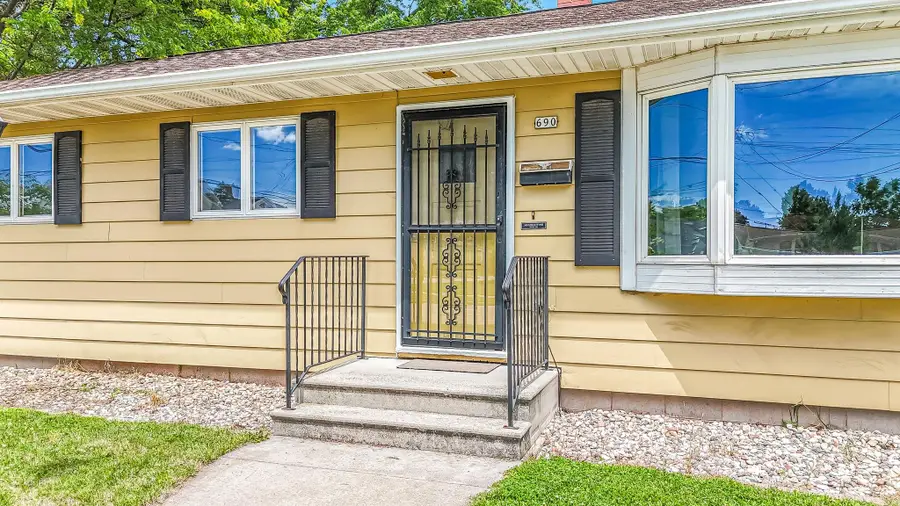 690 W 5th Avenue, Oshkosh, WI 54902 - #2
