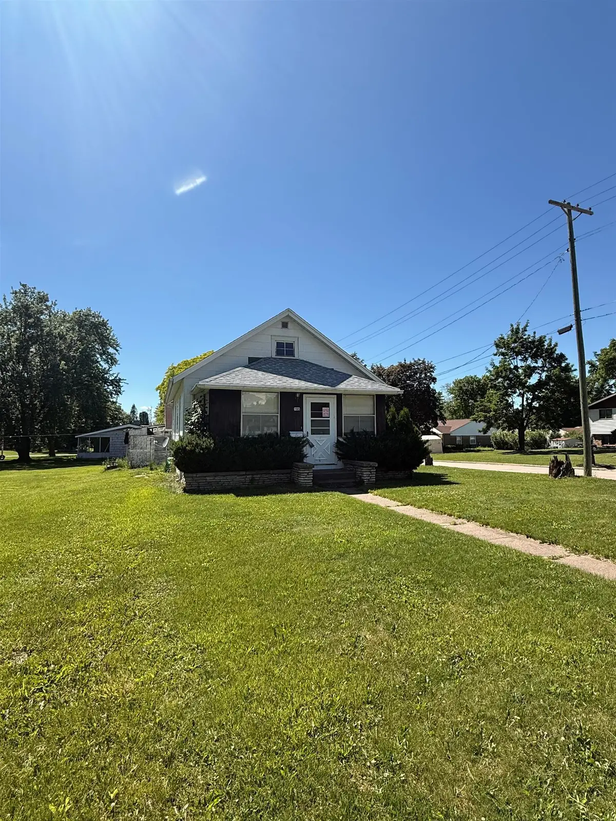 195 N Clinton Avenue, Clintonville, WI 54929 - #1