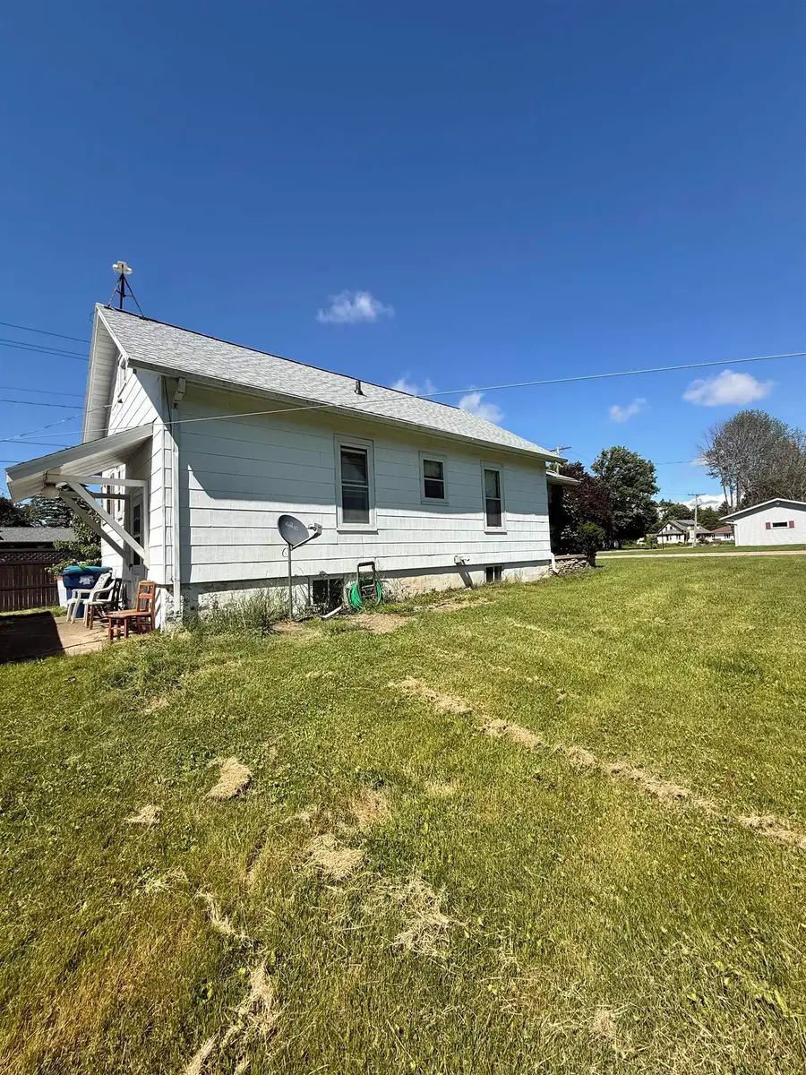 195 N Clinton Avenue, Clintonville, WI 54929 - #3