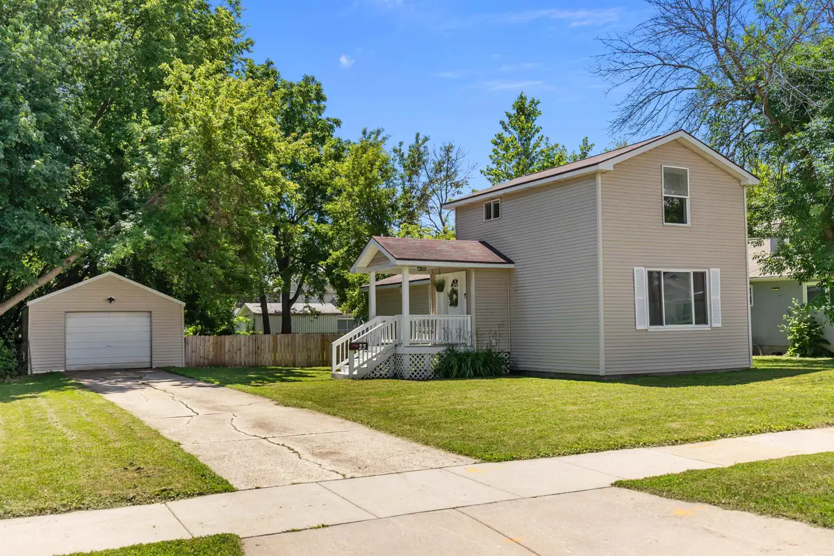 23 W Nevada Avenue, Oshkosh, WI 54901-2953 - #1