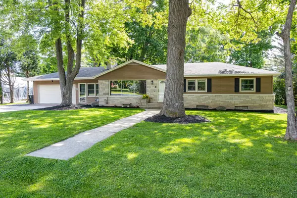 2674 Woodcrest Drive, NEENAH, WI 54956