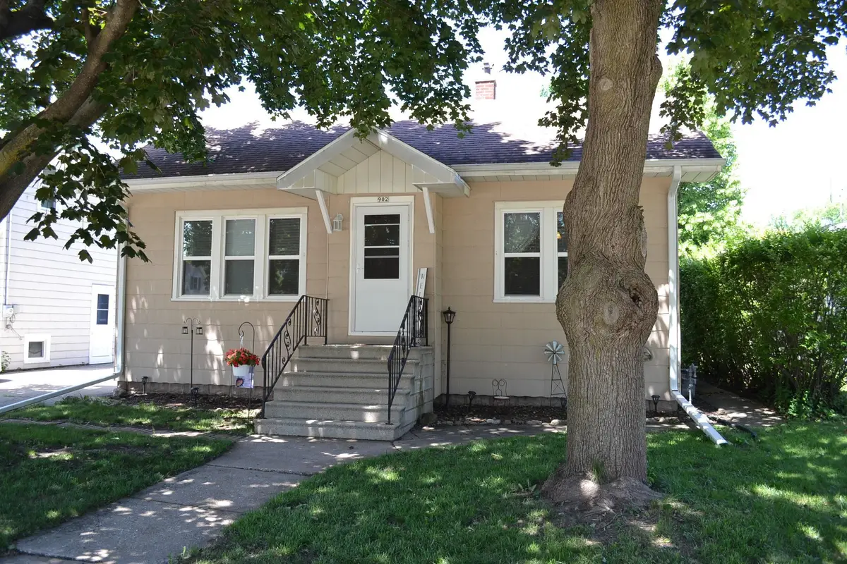 902 W 4th Avenue, Oshkosh, WI 54902-5808 - #1