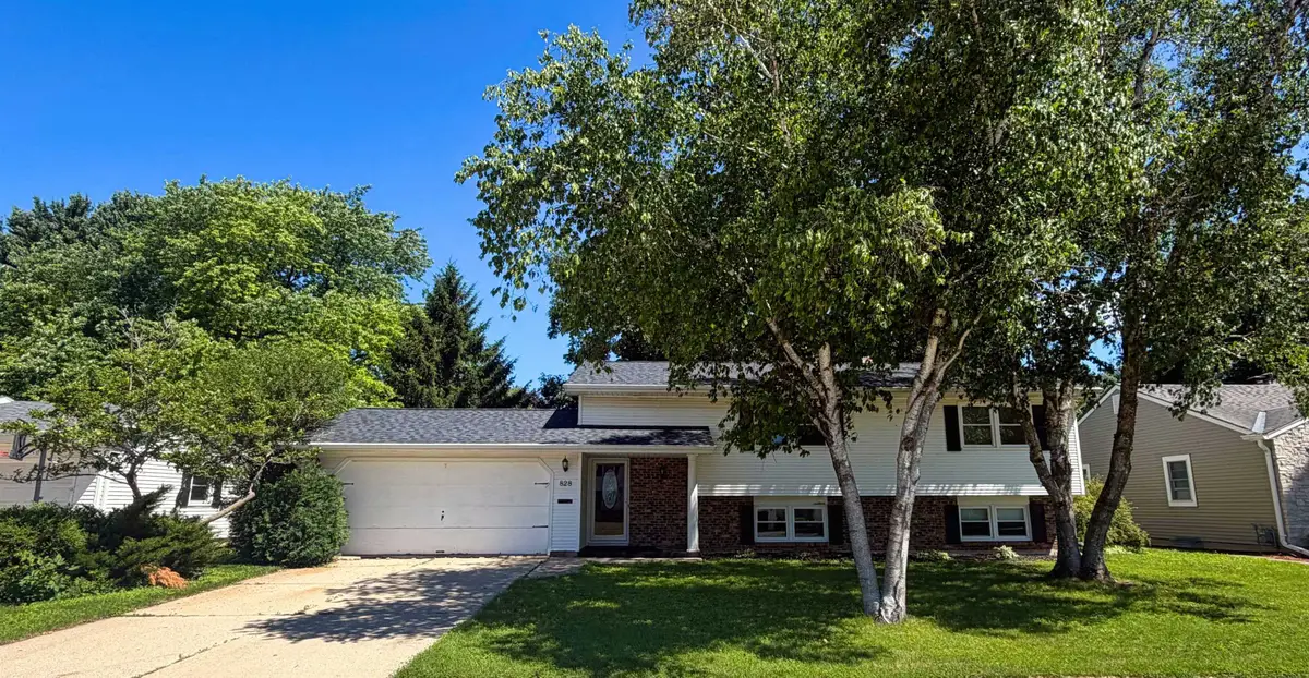 828 W 19th Avenue, Oshkosh, WI 54902-6721 - #1