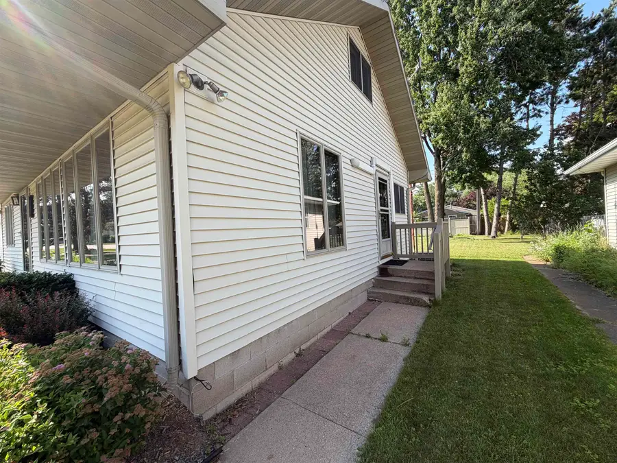 535 Park Avenue, Waupaca, WI 54981 - #3