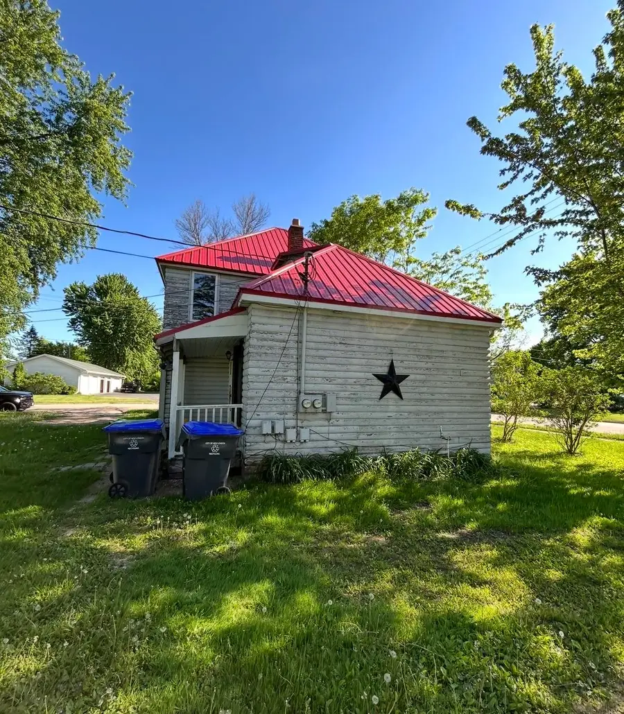 713 W Waupaca Street, New London, WI 54961-1167 - #2