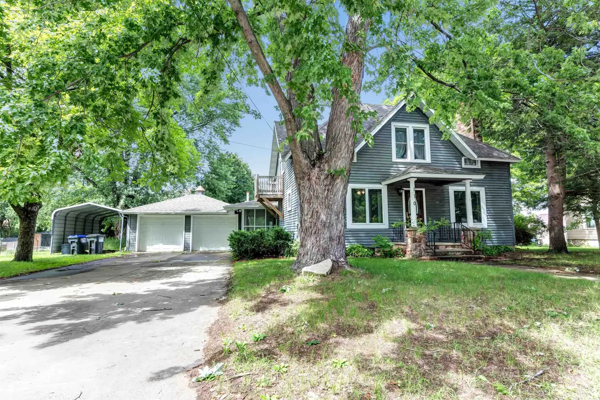 110 W Parker Street, Weyauwega, WI 54983 - #1