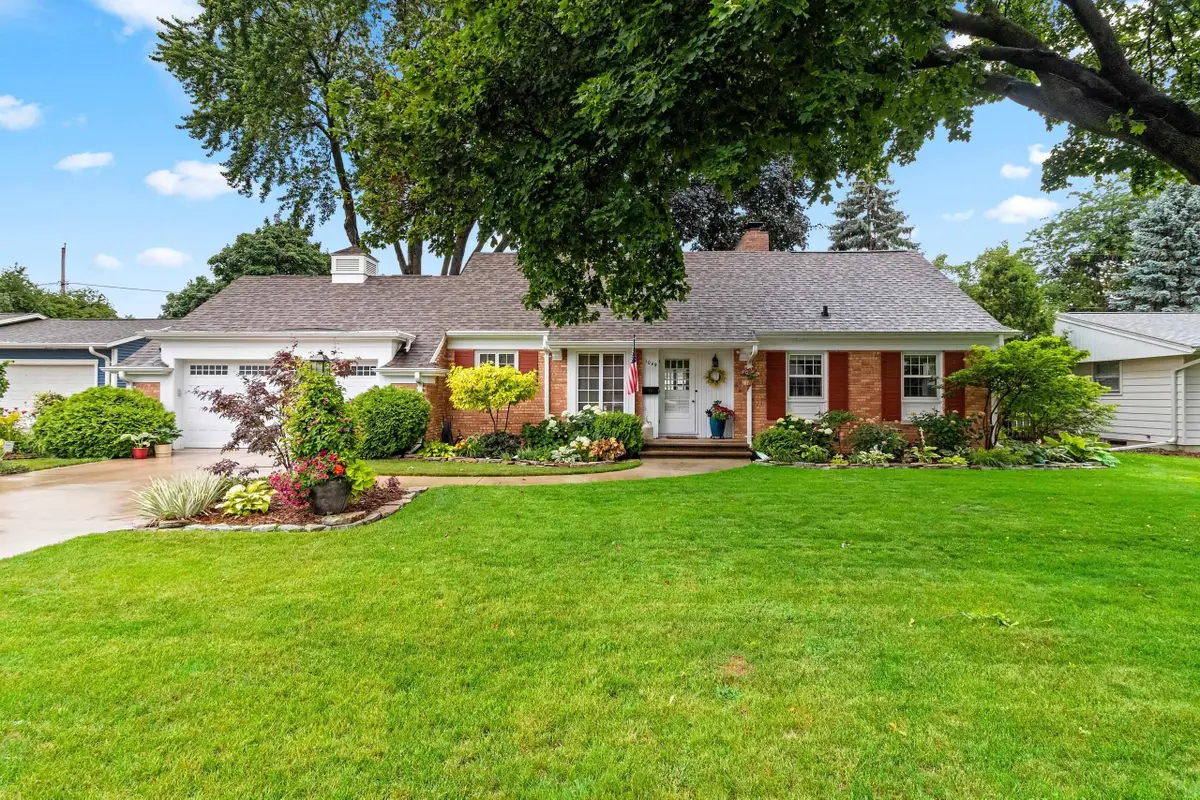 1049 Kalfahs Street, Neenah, WI 54956 - #1