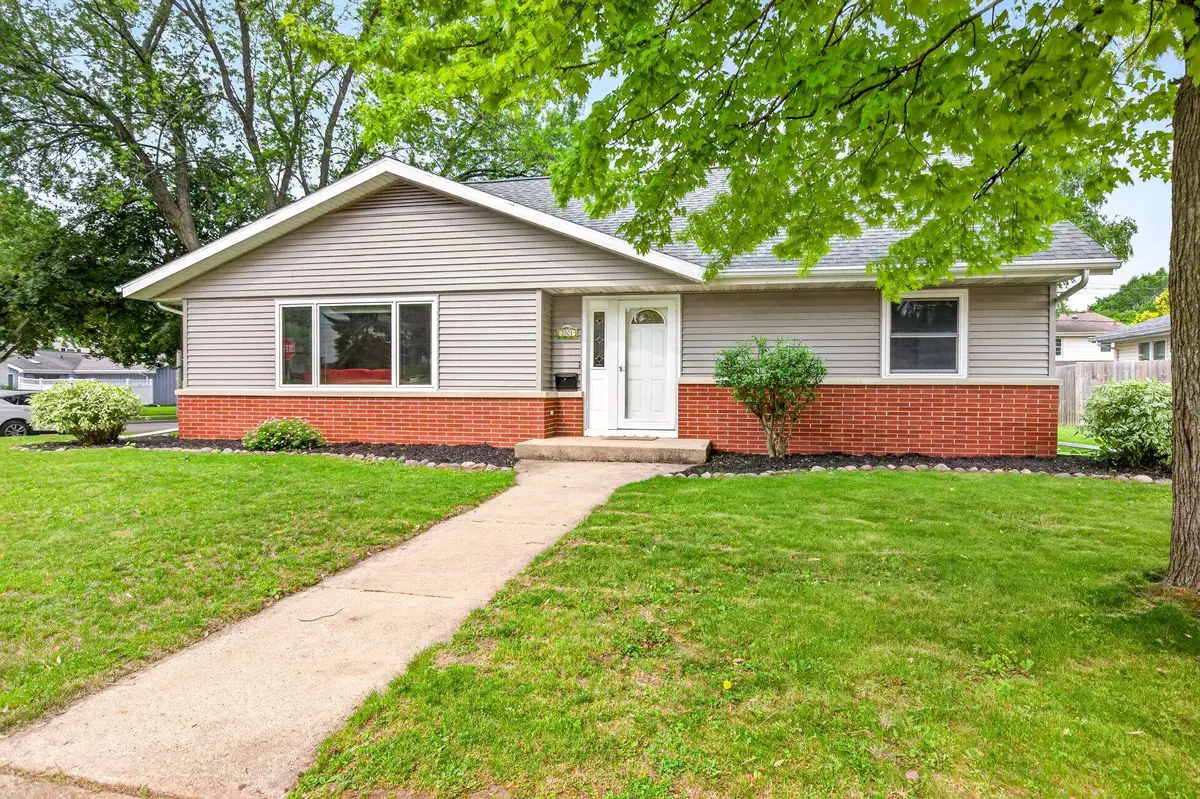 2001 N Douglas Street, Appleton, WI 54914 - #1