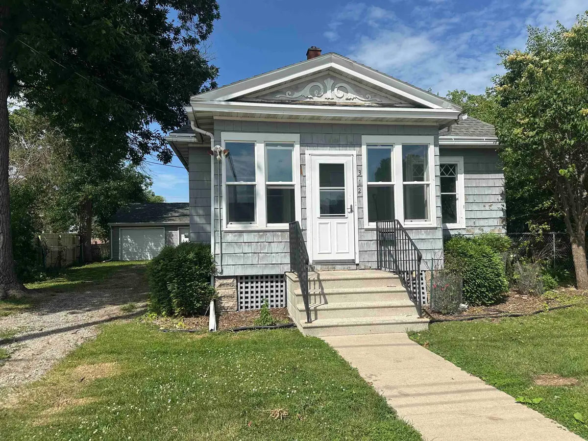 312 E Franklin Avenue, Neenah, WI 54956-3332 - #1