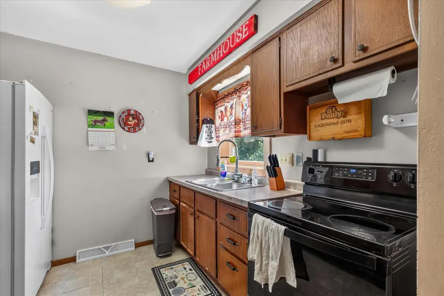 1866 Oakridge Road, Neenah, WI 54956 - #2