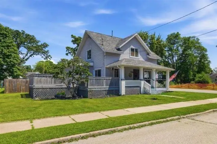 427 5th Street, Waupaca, WI 54981 - #3