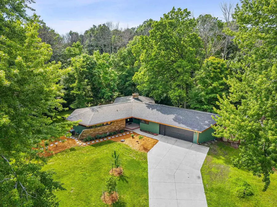 W6439 Lakeview Court, Menasha, WI 54952 - #2