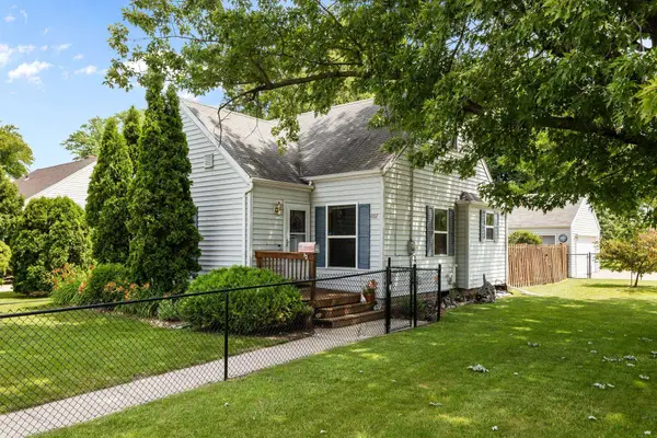 882 Higgins Avenue, NEENAH, WI 54956