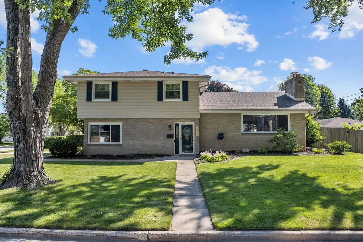 1420 S Riverdale Drive, Appleton, WI 54914-4815 - #1