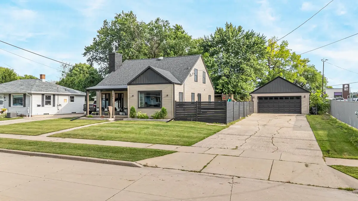 209 E 17th Street, Kaukauna, WI 54130 - #1