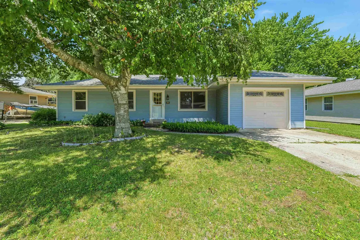 709 Memorial Drive, Kewaskum, WI 53040-9430 - #1