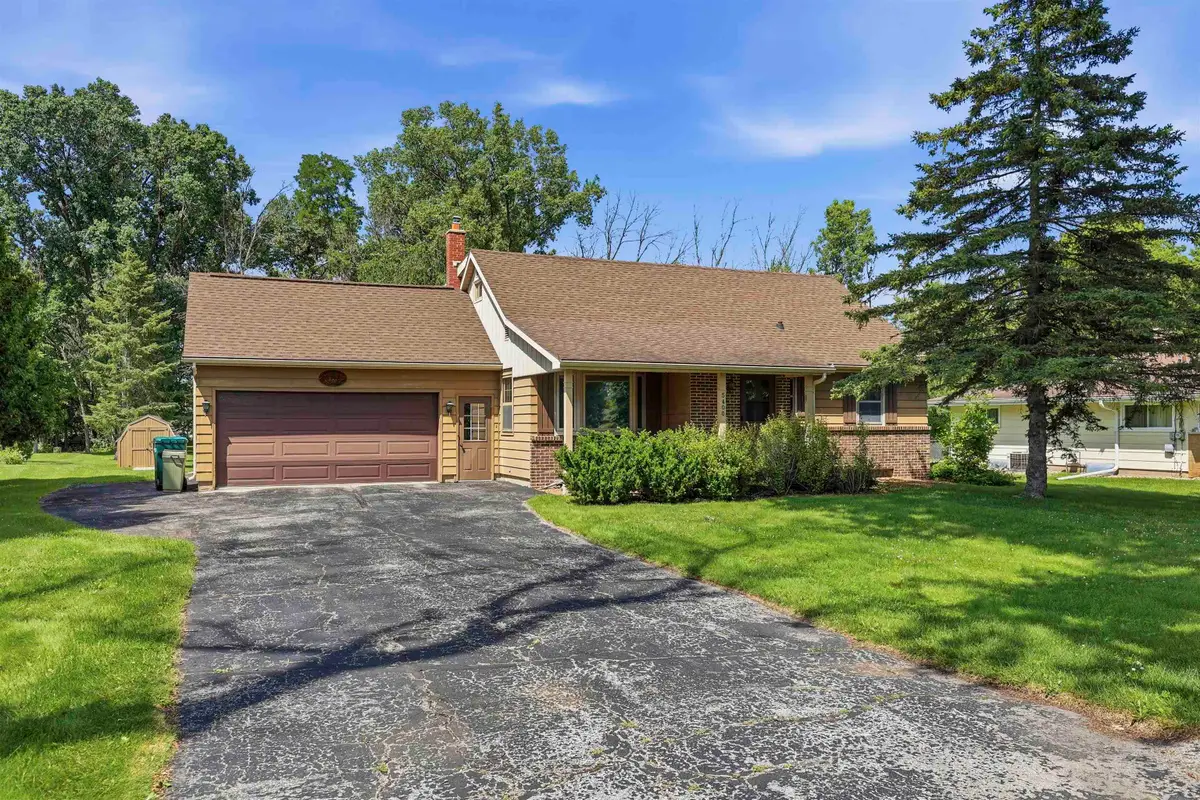 5400 Long Court, Appleton, WI 54914 - #1