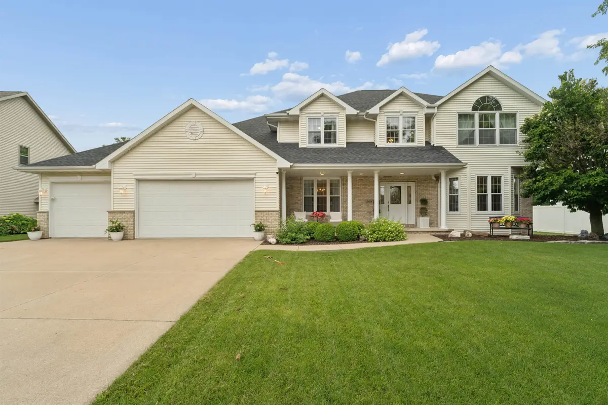 208 E Apple Creek Road, Appleton, WI 54913 - #1