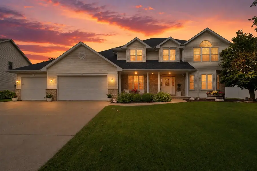 208 E Apple Creek Road, Appleton, WI 54913 - #2