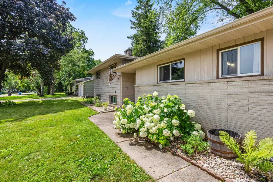 826 Fieldcrest Drive, Neenah, WI 54956 - #2