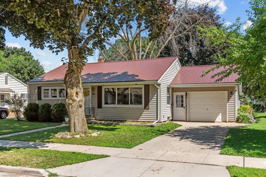 202 Wisconsin Avenue, Brillion, WI 54110 - #2