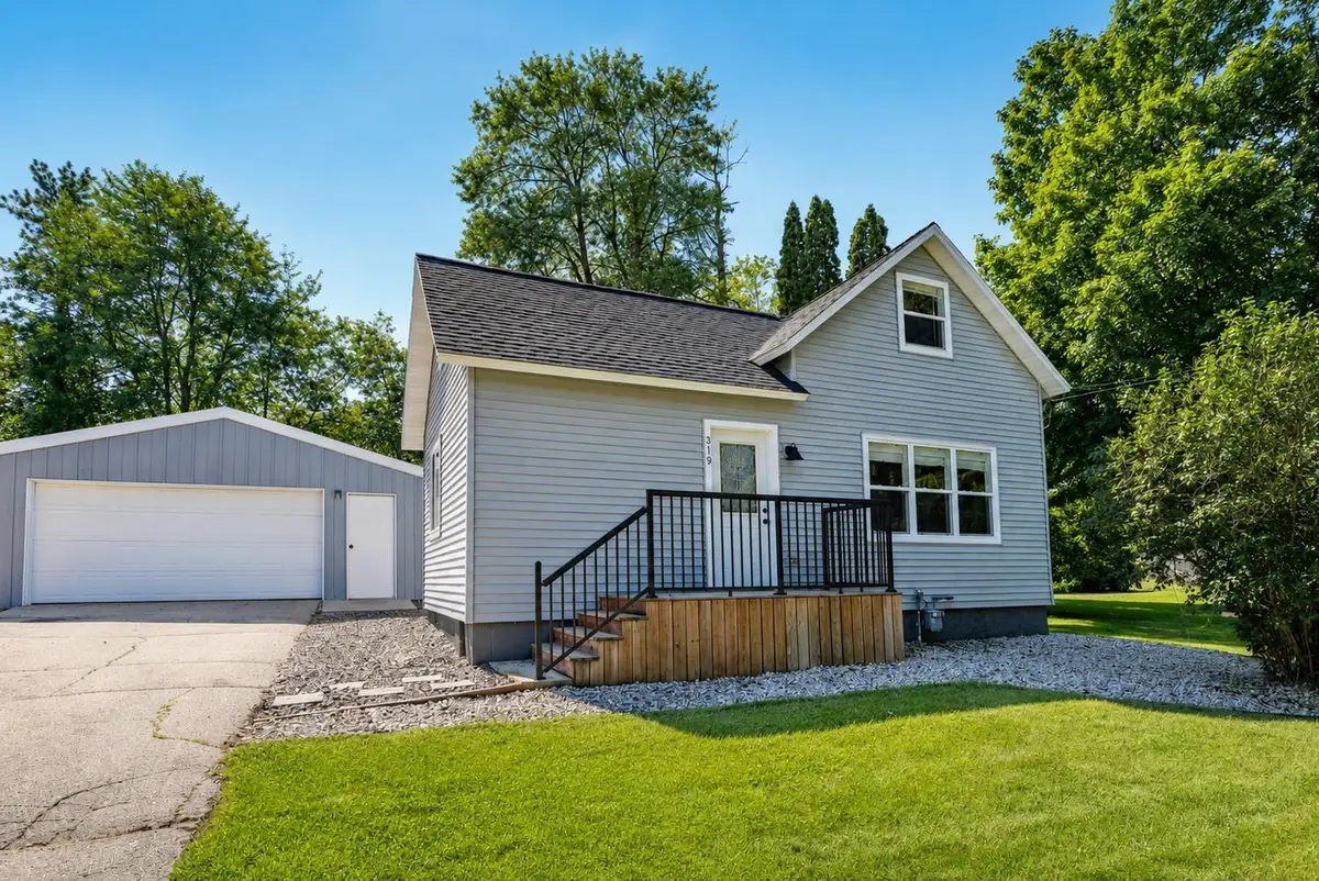 319 S Oakland Avenue, Oconto Falls, WI 54154-1620 - #1