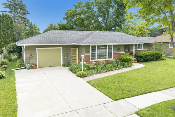 1762 Chateau Drive, GREEN BAY, WI 54304