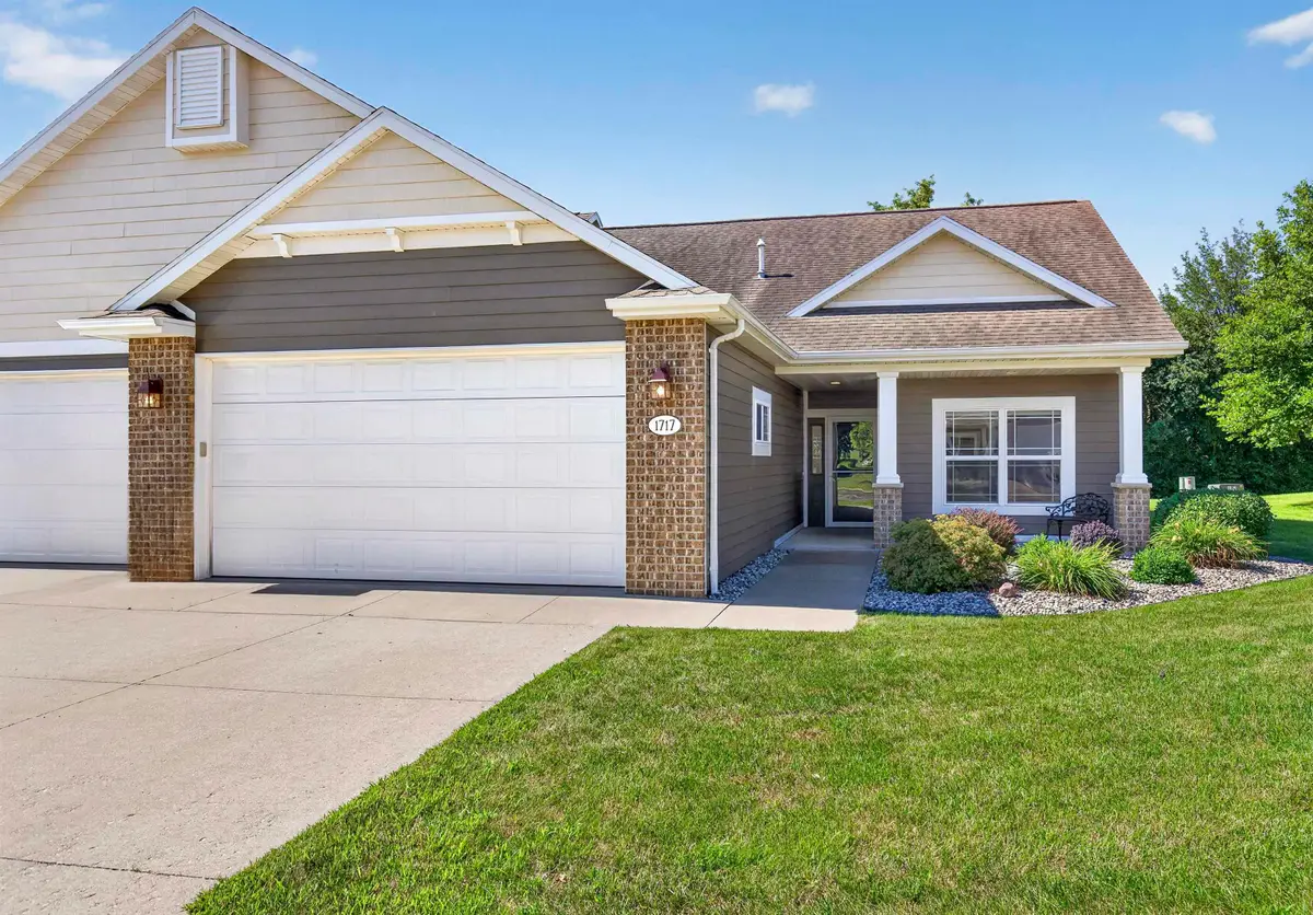 1717 Oak Hollow Lane, Neenah, WI 54956 - #1