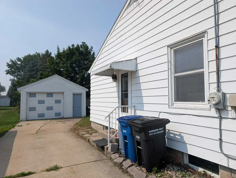 415 W 19th Avenue, Oshkosh, WI 54902 - #2