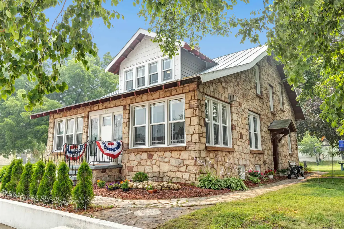 109 E Wisconsin Street, Weyauwega, WI 54983 - #1